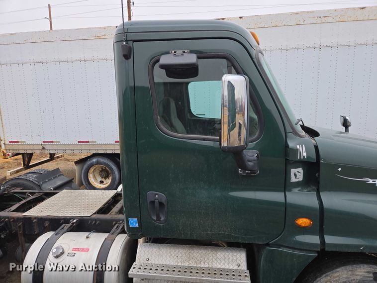 image for item EV5560 2016 Freightliner Cascadia semi truck