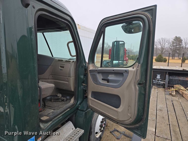 image for item EV5560 2016 Freightliner Cascadia semi truck