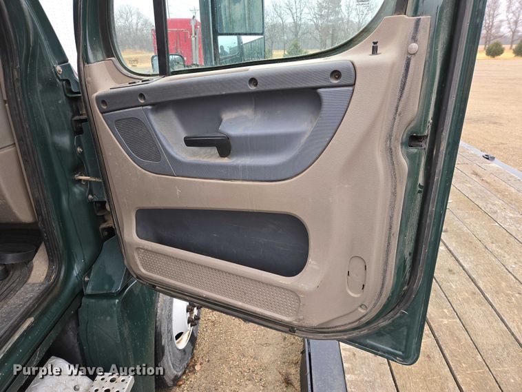 image for item EV5560 2016 Freightliner Cascadia semi truck