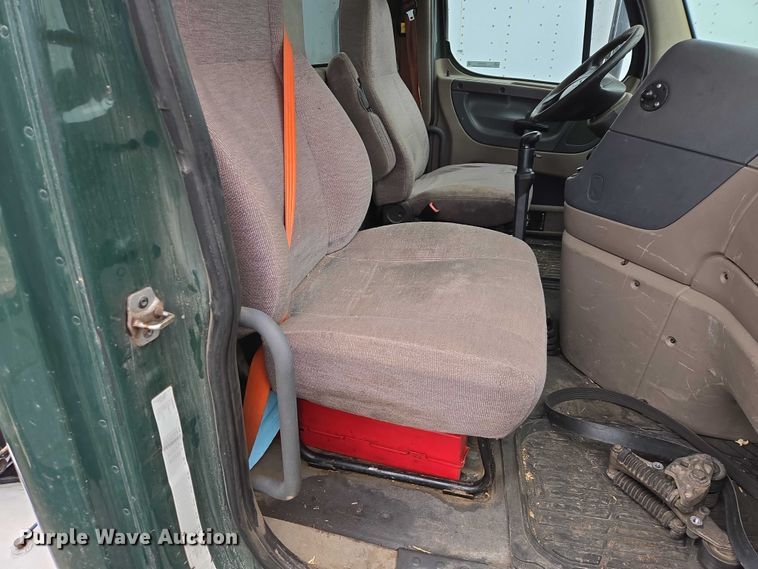 image for item EV5560 2016 Freightliner Cascadia semi truck