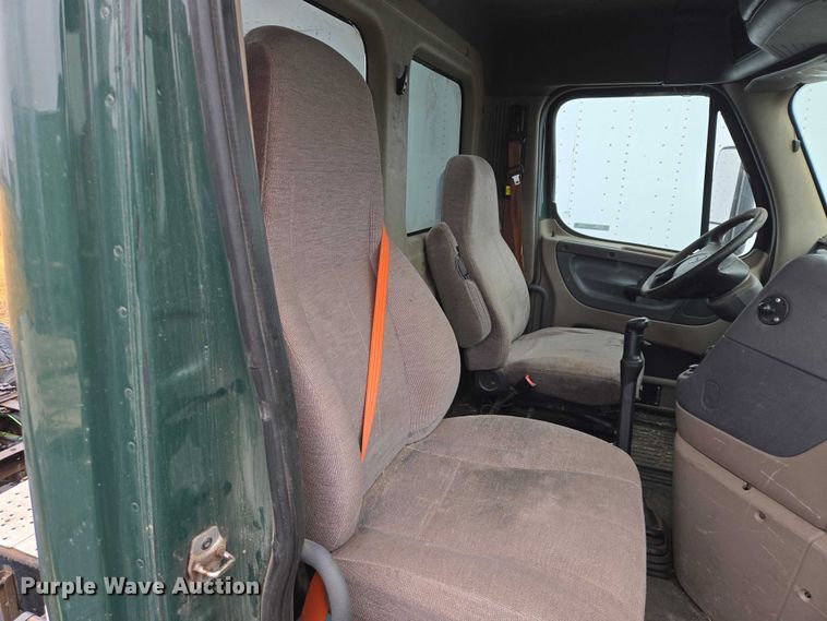 image for item EV5560 2016 Freightliner Cascadia semi truck