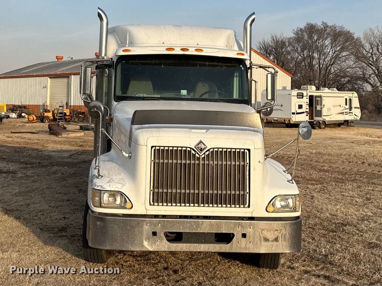 image for item FB0953 2005 International 9400i flatbed truck