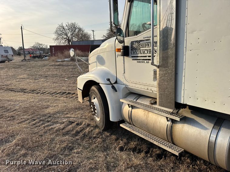 image for item FB0953 2005 International 9400i flatbed truck