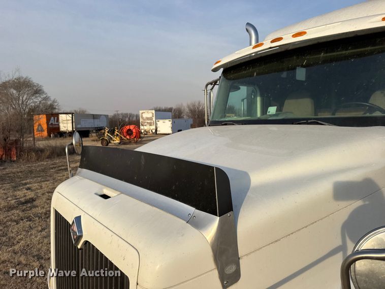 image for item FB0953 2005 International 9400i flatbed truck