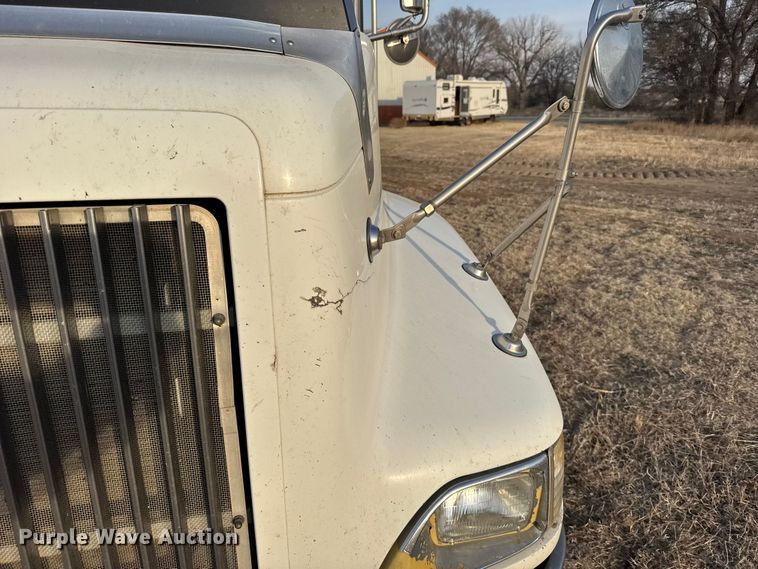 image for item FB0953 2005 International 9400i flatbed truck