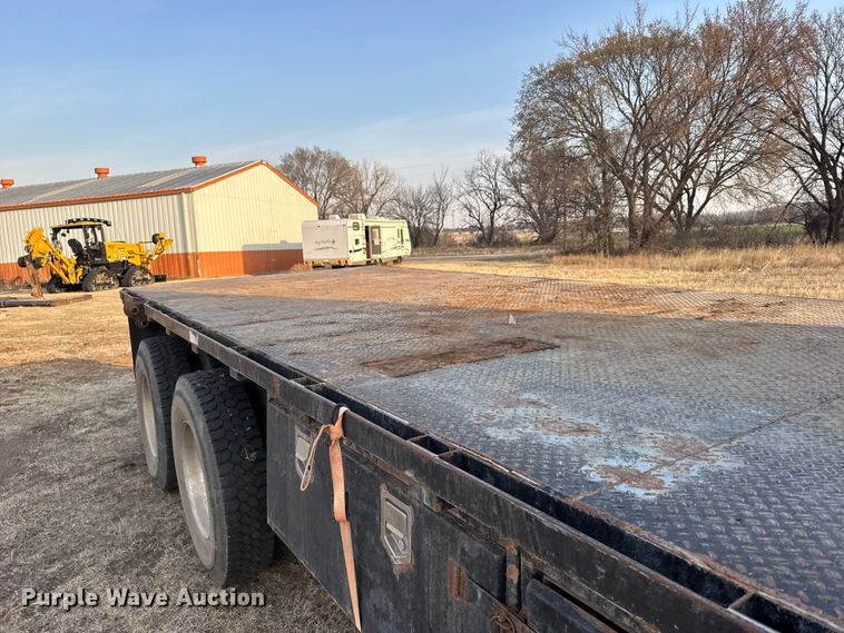 image for item FB0953 2005 International 9400i flatbed truck