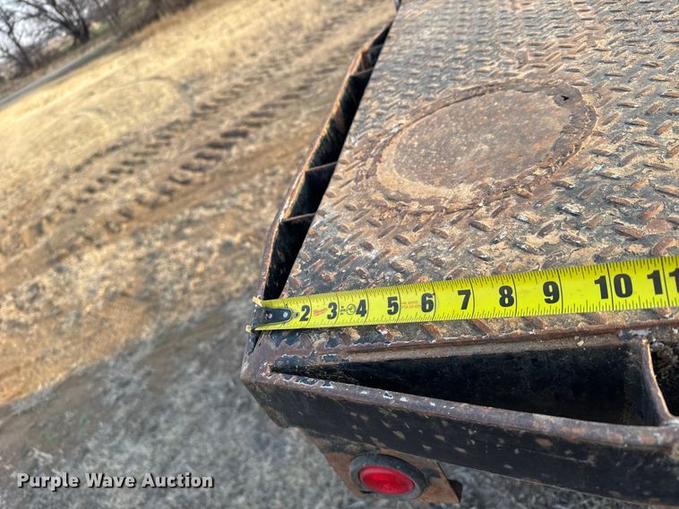 image for item FB0953 2005 International 9400i flatbed truck