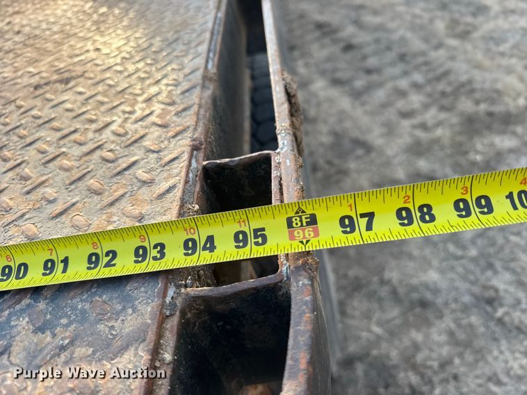 image for item FB0953 2005 International 9400i flatbed truck