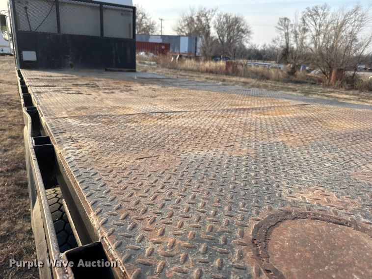 image for item FB0953 2005 International 9400i flatbed truck