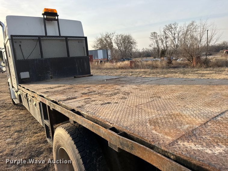 image for item FB0953 2005 International 9400i flatbed truck