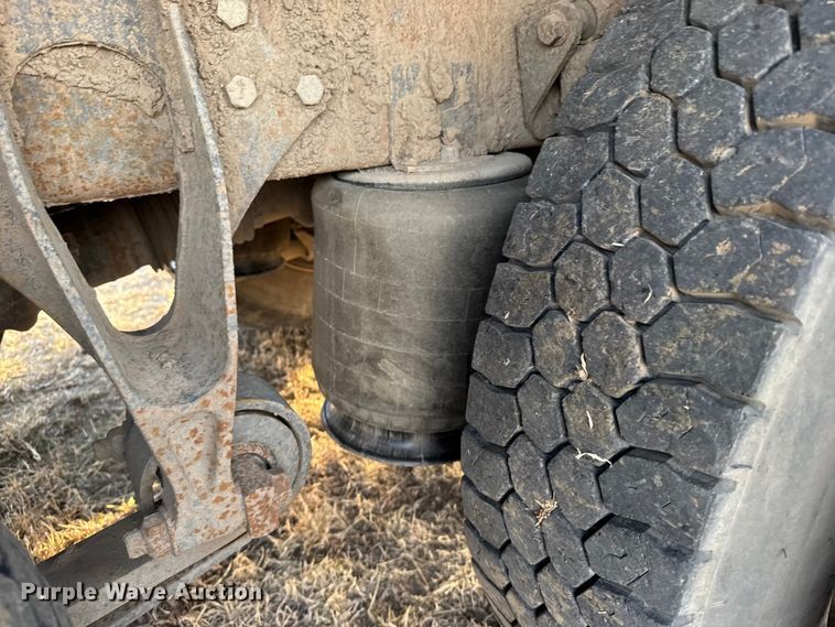 image for item FB0953 2005 International 9400i flatbed truck