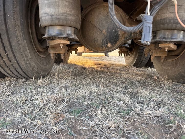 image for item FB0953 2005 International 9400i flatbed truck