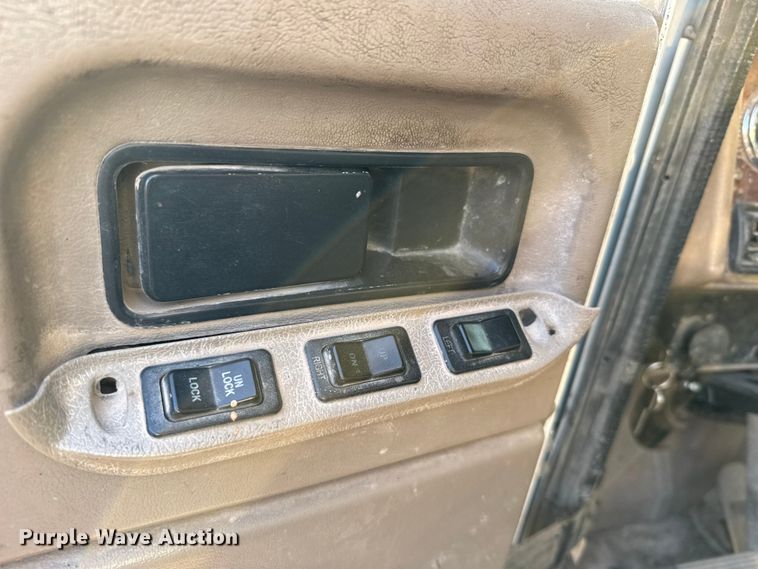 image for item FB0953 2005 International 9400i flatbed truck