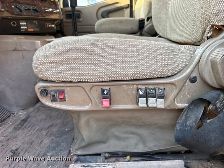 image for item FB0953 2005 International 9400i flatbed truck