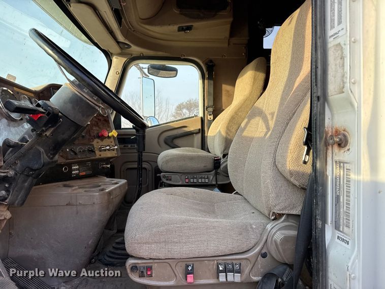 image for item FB0953 2005 International 9400i flatbed truck