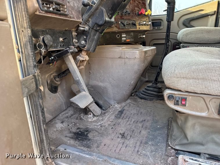 image for item FB0953 2005 International 9400i flatbed truck