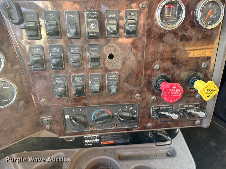 image for item FB0953 2005 International 9400i flatbed truck