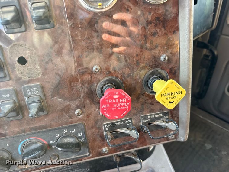 image for item FB0953 2005 International 9400i flatbed truck