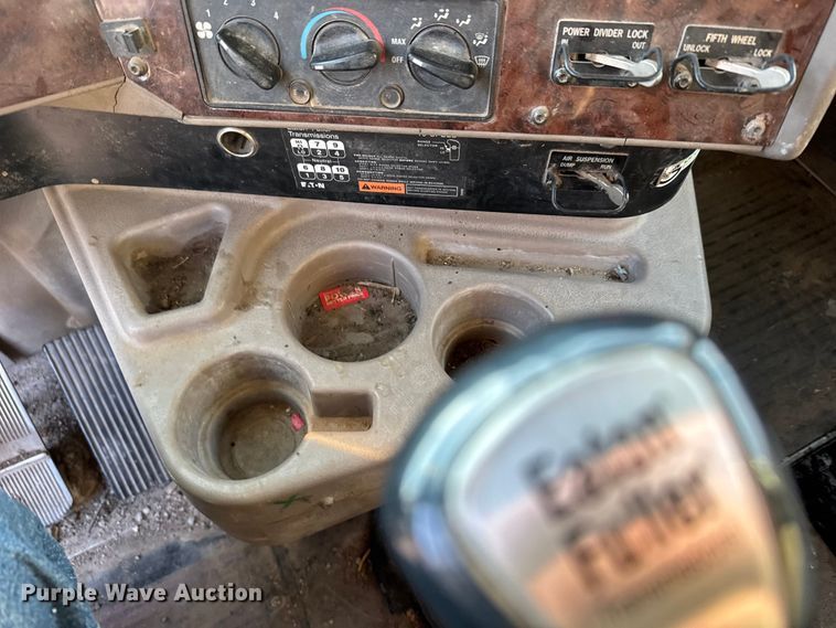 image for item FB0953 2005 International 9400i flatbed truck