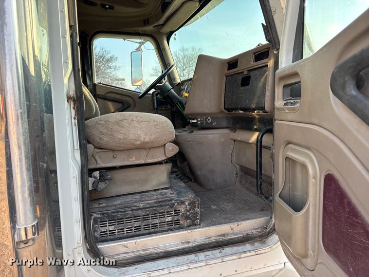 image for item FB0953 2005 International 9400i flatbed truck