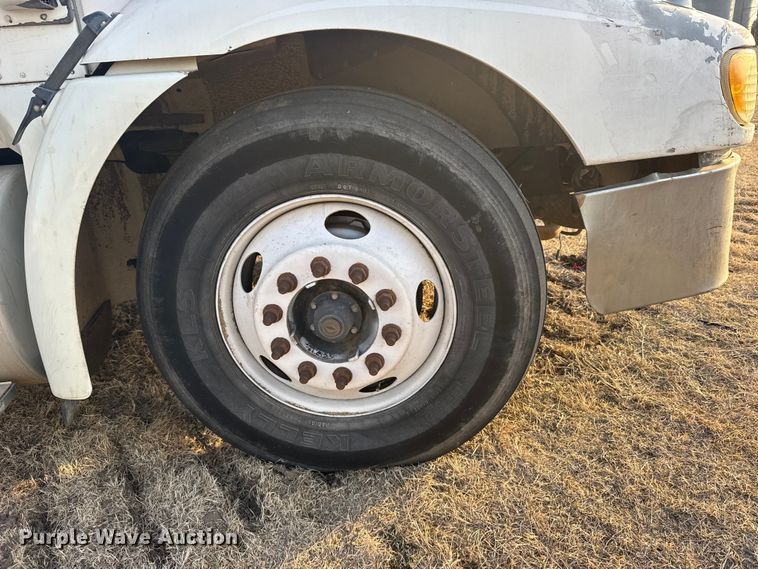 image for item FB0953 2005 International 9400i flatbed truck