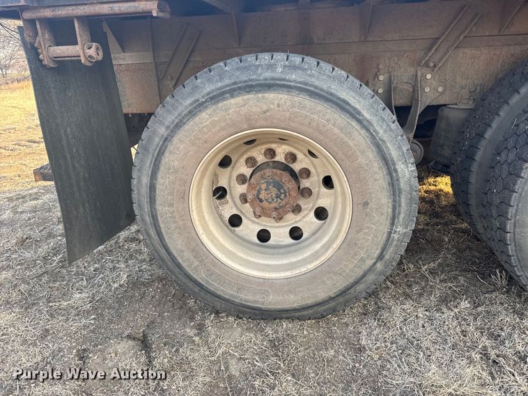 image for item FB0953 2005 International 9400i flatbed truck