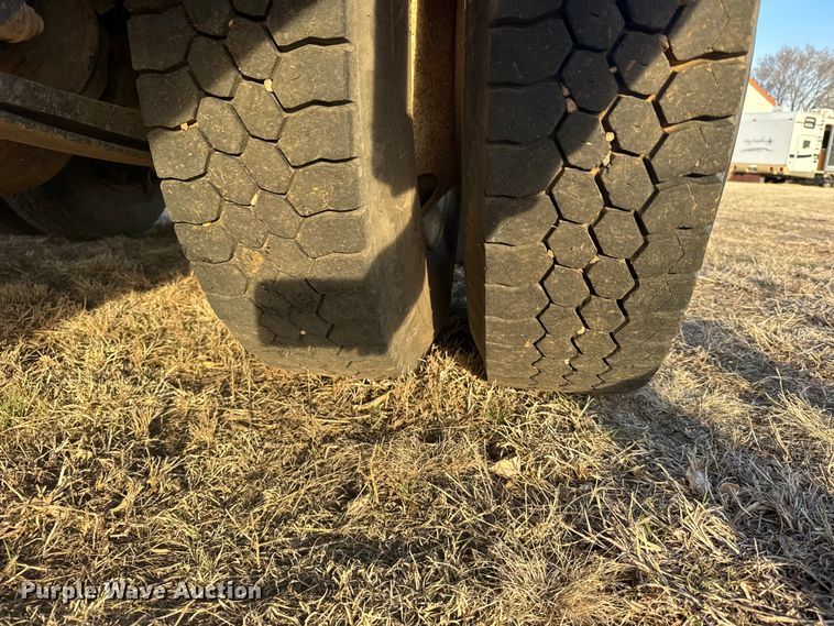 image for item FB0953 2005 International 9400i flatbed truck