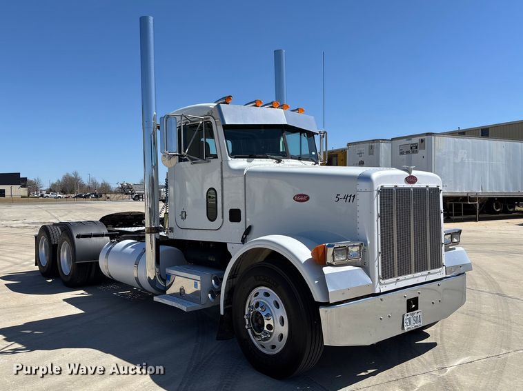 image for item FB3185 2000 Peterbilt 378 semi truck