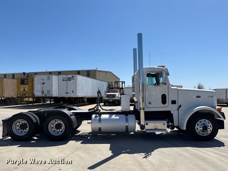 image for item FB3185 2000 Peterbilt 378 semi truck