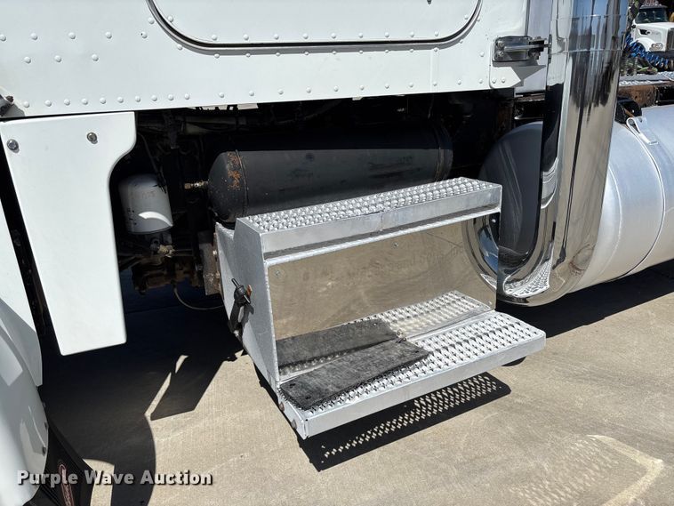 image for item FB3185 2000 Peterbilt 378 semi truck