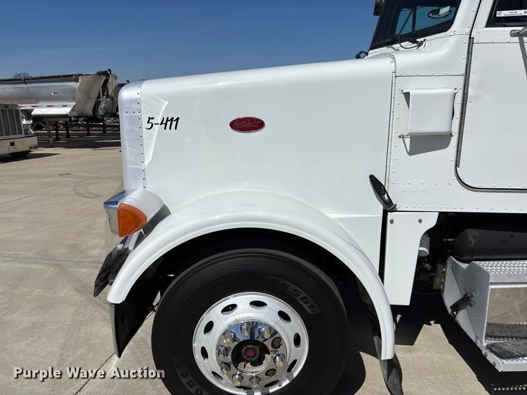 image for item FB3185 2000 Peterbilt 378 semi truck