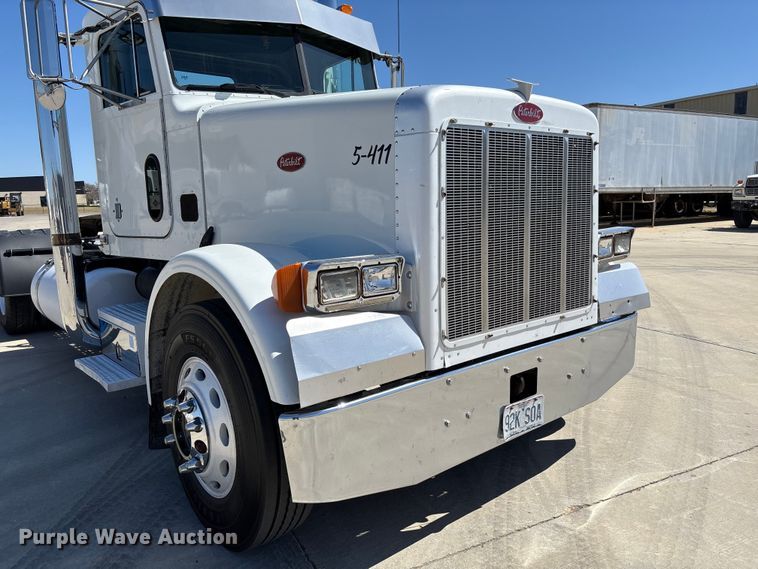 image for item FB3185 2000 Peterbilt 378 semi truck