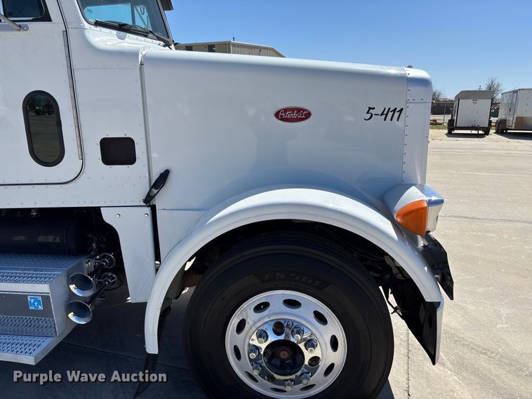 image for item FB3185 2000 Peterbilt 378 semi truck