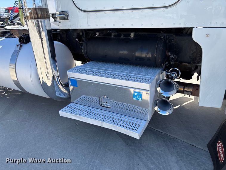 image for item FB3185 2000 Peterbilt 378 semi truck