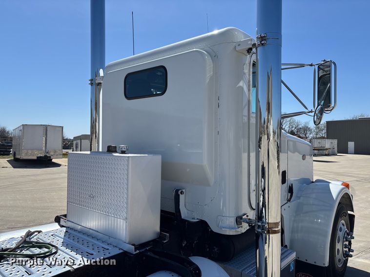 image for item FB3185 2000 Peterbilt 378 semi truck
