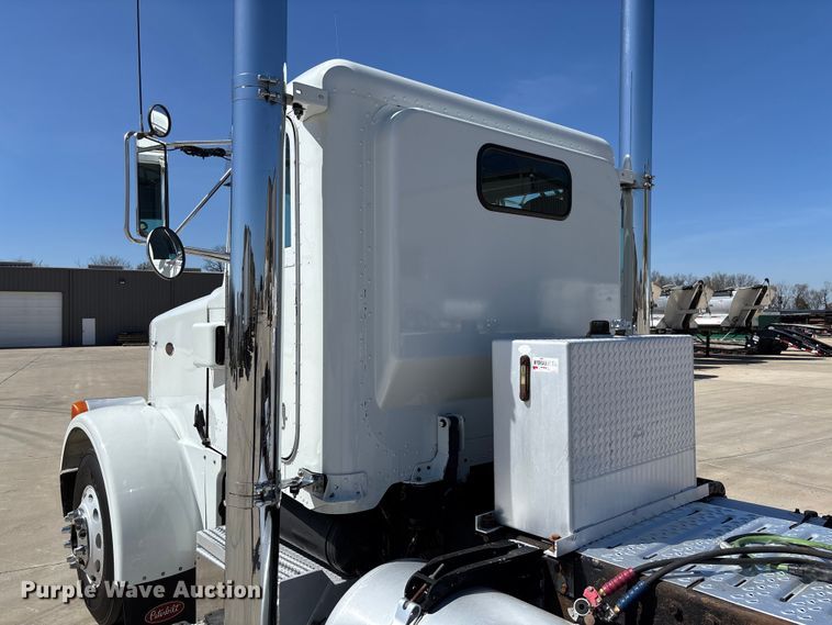 image for item FB3185 2000 Peterbilt 378 semi truck