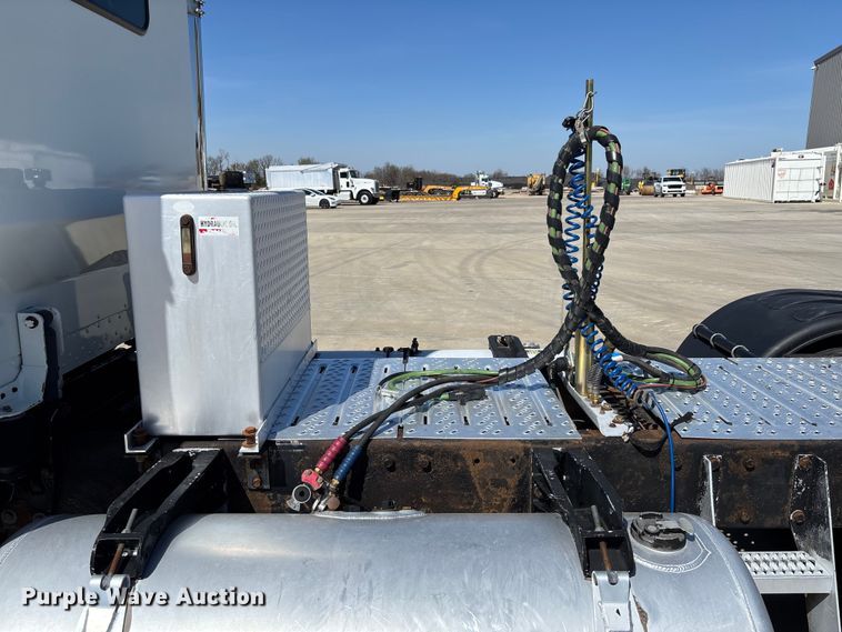 image for item FB3185 2000 Peterbilt 378 semi truck