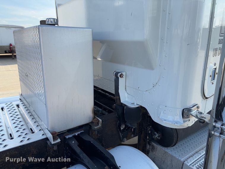image for item FB3185 2000 Peterbilt 378 semi truck