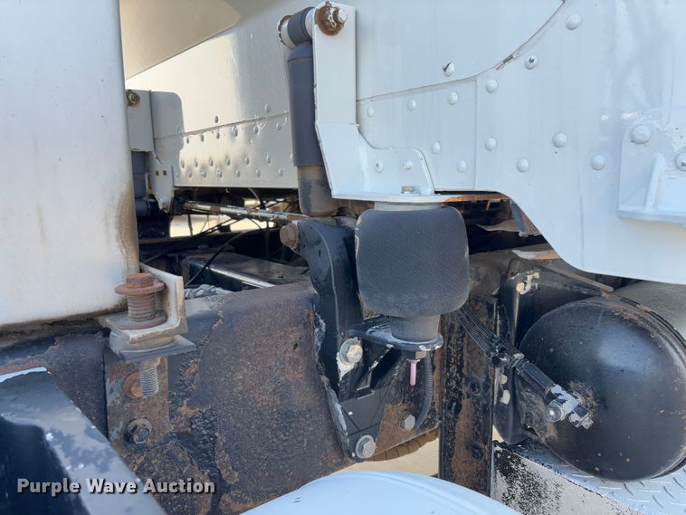 image for item FB3185 2000 Peterbilt 378 semi truck