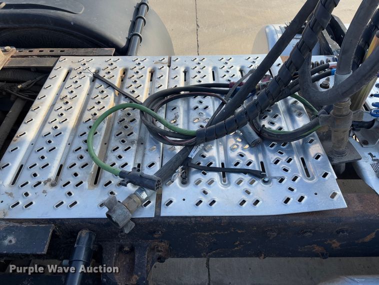 image for item FB3185 2000 Peterbilt 378 semi truck