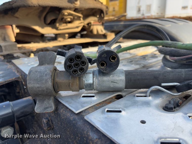 image for item FB3185 2000 Peterbilt 378 semi truck