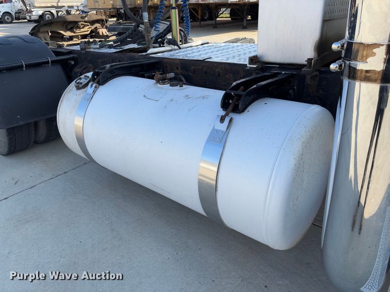 image for item FB3185 2000 Peterbilt 378 semi truck