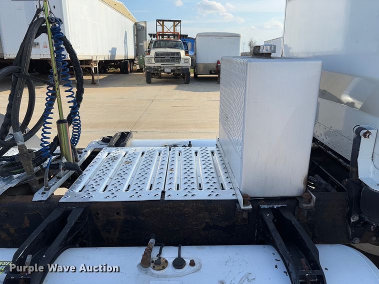 image for item FB3185 2000 Peterbilt 378 semi truck