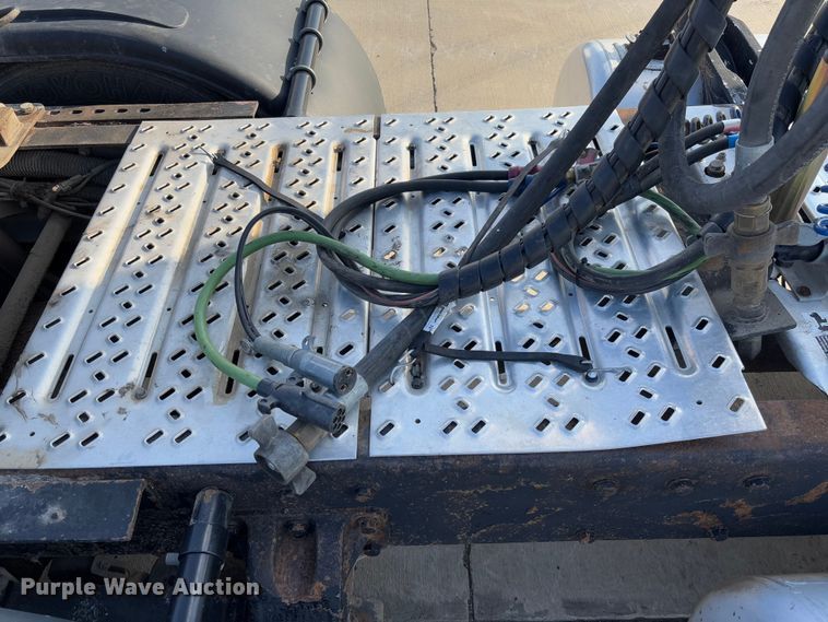 image for item FB3185 2000 Peterbilt 378 semi truck