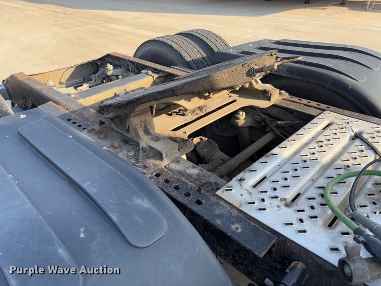 image for item FB3185 2000 Peterbilt 378 semi truck