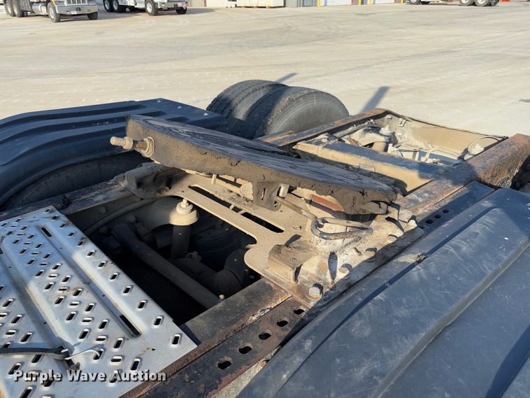 image for item FB3185 2000 Peterbilt 378 semi truck