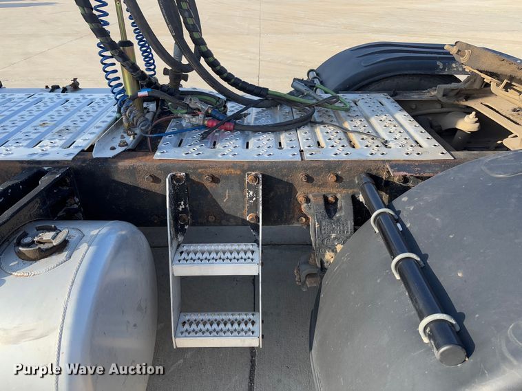 image for item FB3185 2000 Peterbilt 378 semi truck