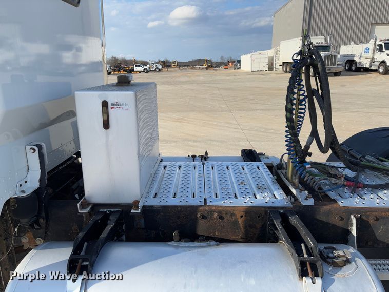 image for item FB3185 2000 Peterbilt 378 semi truck