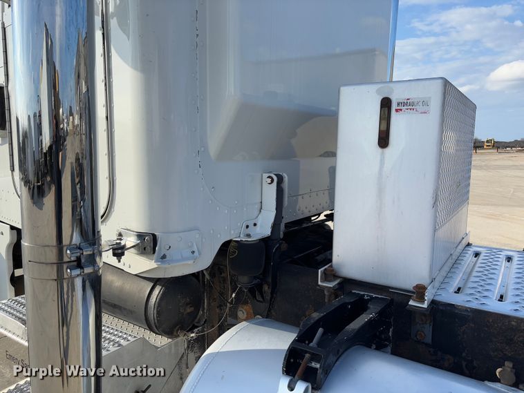 image for item FB3185 2000 Peterbilt 378 semi truck