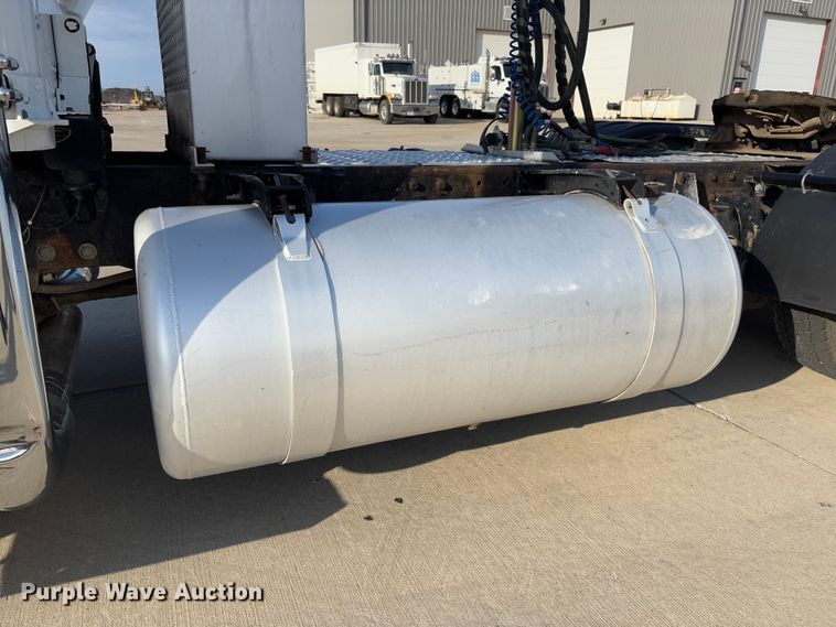 image for item FB3185 2000 Peterbilt 378 semi truck